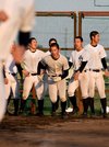 「笑顔で」「元気出して行け」と声を掛け合いながらダイヤモンドをダッシュで１周する＝安八郡神戸町末守、大垣日大高校硬式野球部グラウンド
