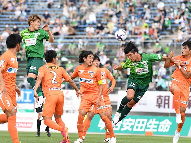 ＦＣ岐阜×宮崎＝前半、クロスにヘディングで合わせてシュートを放つ岐阜のＤＦ三ツ田（２８）＝長良川競技場