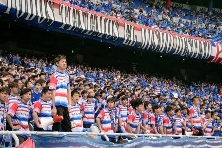 　京都に敗れ、ぼうぜんとする横浜Ｍサポーター＝日産スタジアム