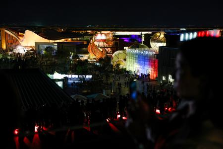 　夜も多くの来場者でにぎわう大阪・関西万博の会場＝１５日、大阪市此花区の夢洲