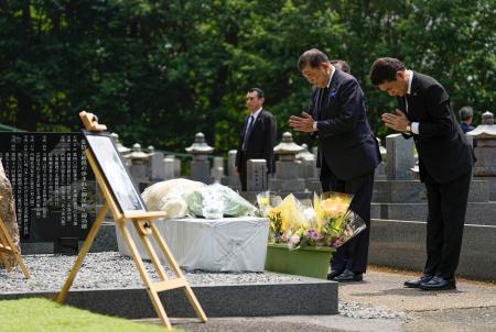 　安倍元首相の慰霊碑に手を合わせる石破首相（右から２人目）＝８日午後、奈良市