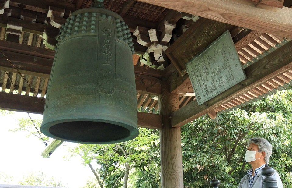 時間を知らせる「時の鐘」。自動で突かれるようになった今も、変わらず心地いい音が響く＝岐阜市駿河山