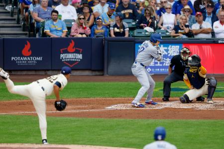 　ブルワーズ戦の５回、押し出し四球を選ぶドジャース・大谷。投手キンタナ＝ミルウォーキー（共同）