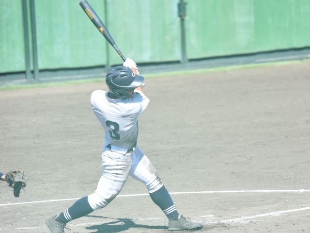 ５回表、１死一塁で勝ち越しの適時二塁打を放つ中京の森岡＝明石トーカロ球場