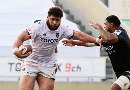 　ＢＲ東京―トヨタ　後半、突進するトヨタのトゥイプロトゥ。この後トライを決める＝秩父宮