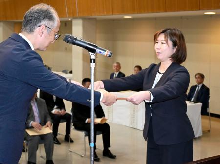 　「清酒鑑評会」の表彰式で、表彰状を受け取る新谷酒造の杜氏新谷文子さん（右）＝２７日午後、広島市