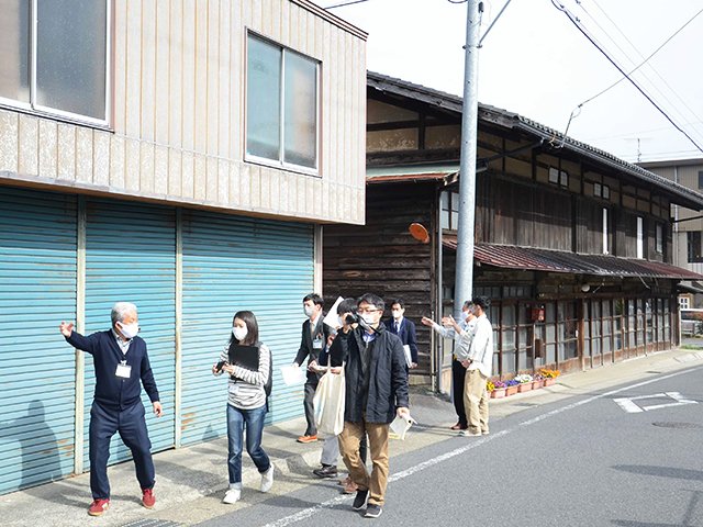 まちを歩いて自動運転でつなぐ候補地を考える参加者＝３月、中津川市付知町