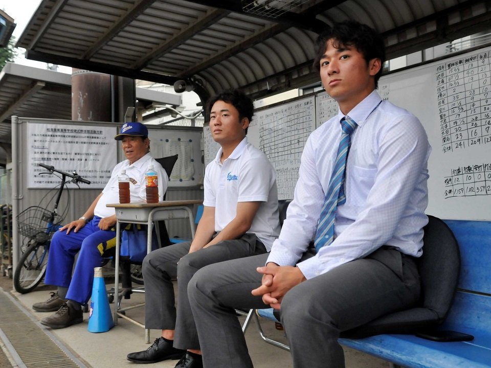 優勝報告に訪れ、（左から）鍛治舎巧監督とともに後輩たちの練習を見守る松井大輔と佐々木泰＝県岐阜商高グラウンド