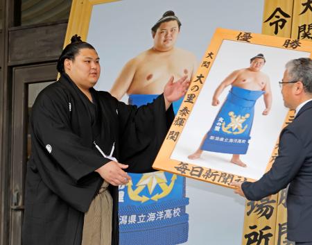 　優勝額贈呈式に出席した大の里＝１０日、東京・両国国技館
