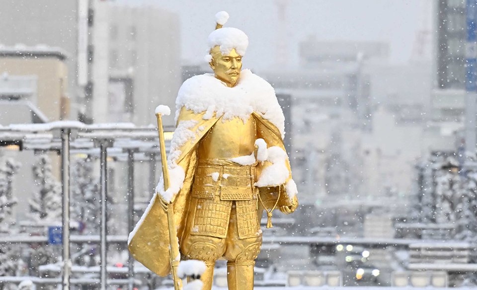 １１センチの積雪で頭に雪をかぶった黄金の信長像＝２３日午前７時２０分、岐阜市橋本町、ＪＲ岐阜駅北口（撮影・堀尚人）