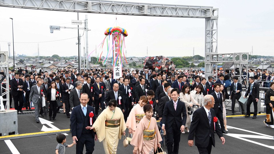 新濃尾大橋を渡り初めする市民ら＝２４日午前１１時８分、愛知県一宮市