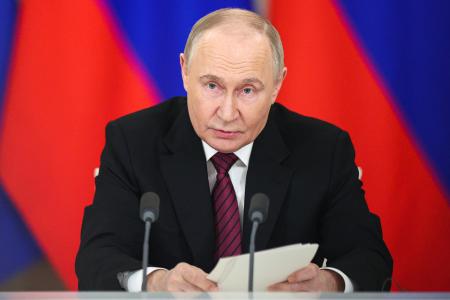　１１日、ロシア・モスクワのクレムリンで記者発表するプーチン大統領（タス＝共同）