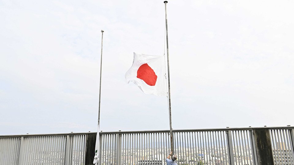 安倍晋三元首相の国葬を前に岐阜県庁に掲げられた半旗＝２７日午前７時５３分、岐阜市薮田南