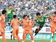 ＦＣ岐阜×宮崎＝前半、クロスにヘディングで合わせてシュートを放つ岐阜のＤＦ三ツ田（２８）＝長良川競技場