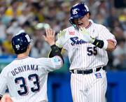 　５回、２ランを放ち内山（左）とタッチを交わすヤクルト・村上＝神宮