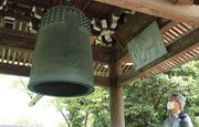 時間を知らせる「時の鐘」。自動で突かれるようになった今も、変わらず心地いい音が響く＝岐阜市駿河山