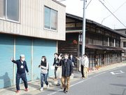 まちを歩いて自動運転でつなぐ候補地を考える参加者＝３月、中津川市付知町