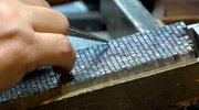 照明の光に照らされて、輝くように文字が浮かび上がる合金製の活字＝岐阜市湊町、ＯＲＧＡＮ活版印刷室