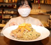 「信長が愛した富有柿を使った濃厚カルボナーラ」＝岐阜市神田町、イタリアンの風うれし野