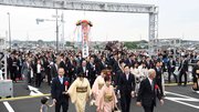 新濃尾大橋を渡り初めする市民ら＝２４日午前１１時８分、愛知県一宮市