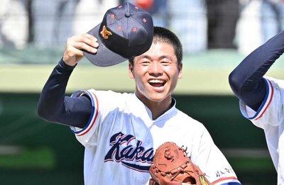 岐阜各務野×岐阜＝接戦を制し、観客席の声援に応える岐阜各務野のエース日下部＝長良川