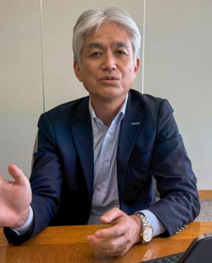 　インタビューに応じるカナデビアの桑原道社長