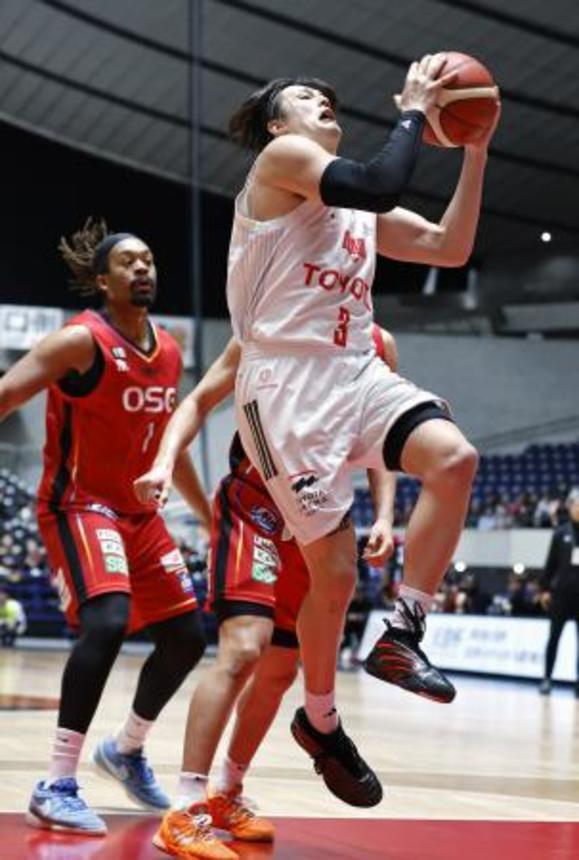 　Ａ東京―三遠　第２クオーター、攻め込むＡ東京・テーブス＝国立代々木競技場