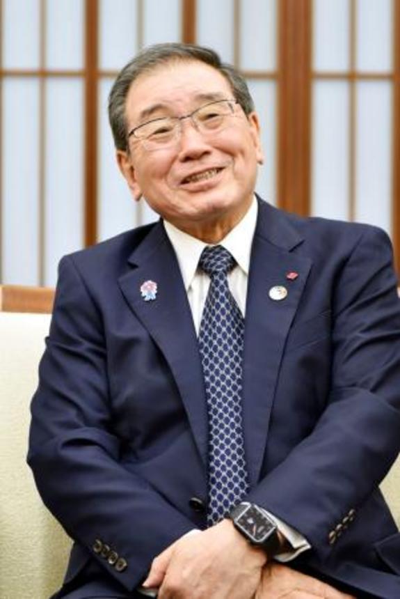 　インタビューに応じる十倉雅和前経団連会長