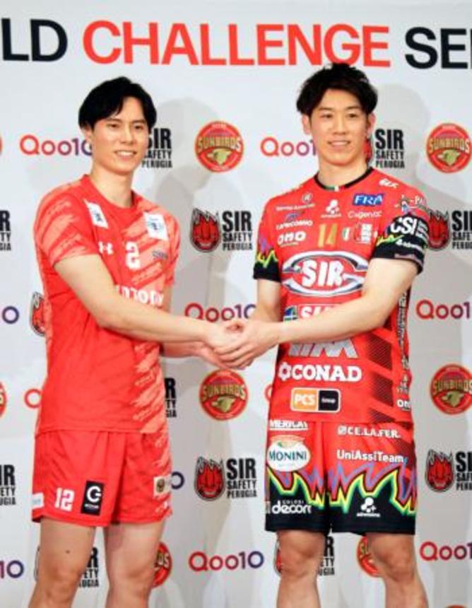 　記者会見で写真に納まるバレーボールのペルージャ・石川祐希（右）とサントリー・高橋藍＝８日、東京都内