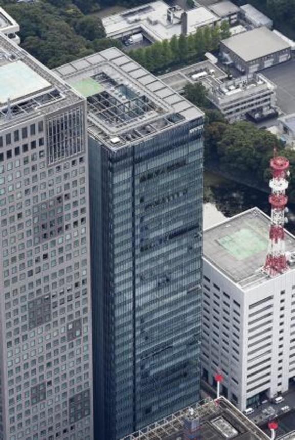 　日本経済新聞社東京本社ビル（中央）＝２０２３年１０月、東京都千代田区
