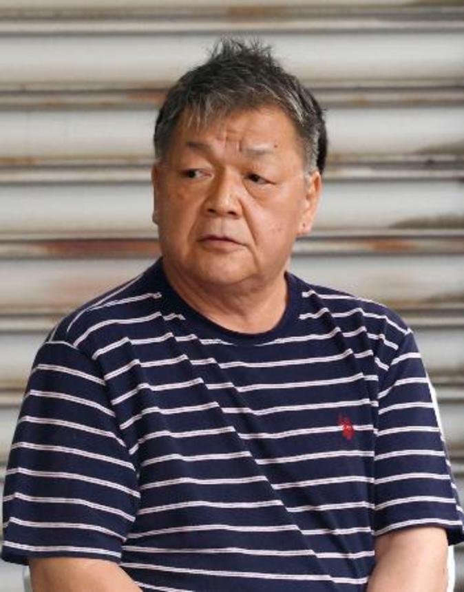　警視庁目白署に入る長友栄機容疑者＝８日