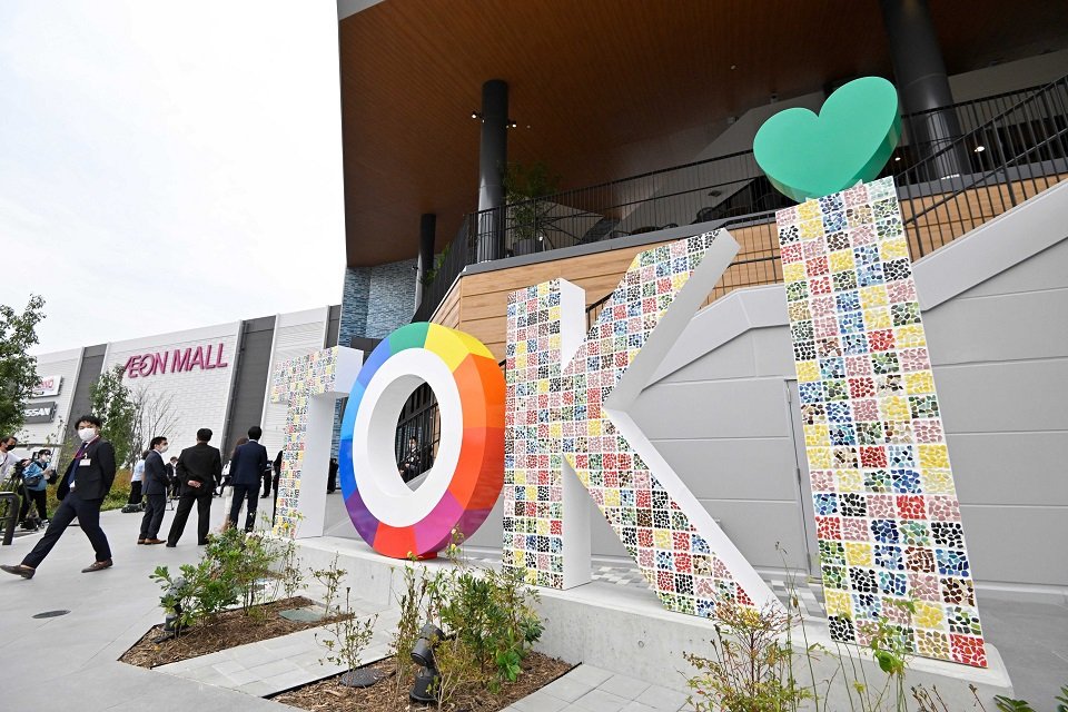 タイル片が使われた「ＴＯＫＩ」の文字のオブジェ＝土岐市土岐津町土岐口、イオンモール土岐