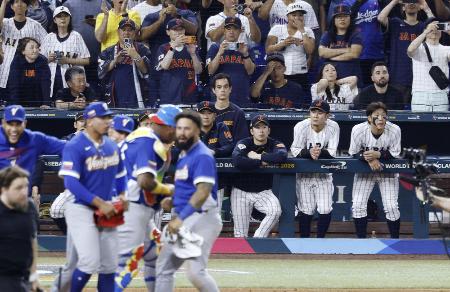 　ＷＢＣ準々決勝でベネズエラに敗れ、肩を落とす日本代表の選手たち＝３月、マイアミ（共同）