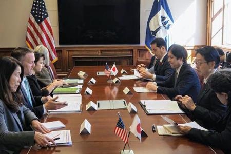 　３月、会談する武藤経産相（右手前から２人目）と米通商代表部のグリア代表（左手前から２人目）＝ワシントン（経産省提供、共同）