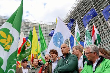 　ＥＵの予算発表を前に、欧州委員会前でＥＵ域内の農業保護を訴える農業団体関係者ら＝１６日、ブリュッセル（共同）