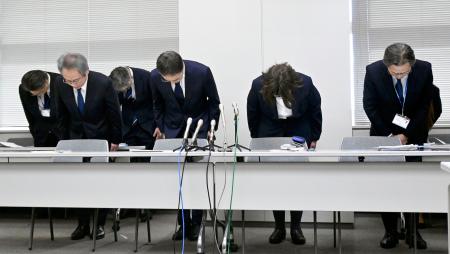 　記者会見で謝罪する千葉県がんセンターの加藤厚病院長（右から３人目）ら＝６日午後、千葉市