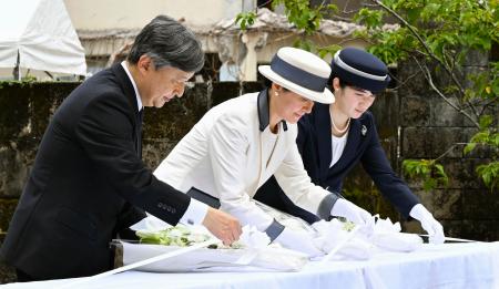 　小桜の塔で供花される天皇、皇后両陛下と長女愛子さま＝５日午前、那覇市（代表撮影）