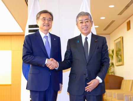 　握手を交わす岩屋外相（右）と韓国の趙顕外相＝２９日午後、外務省