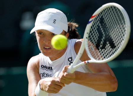 　女子シングルス決勝でプレーするイガ・シフィオンテク＝ウィンブルドン（共同）