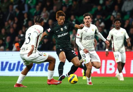 　エストレラ戦でフル出場したスポルティングの守田英正＝３０日（ロイター＝共同）