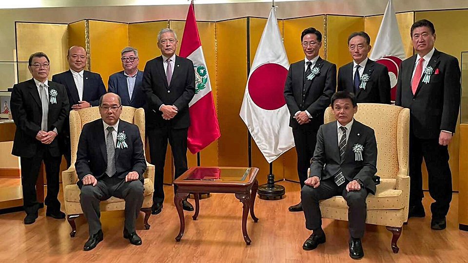 ペルー日系人協会を訪問する河合孝憲副知事（前列右）ら＝ペルー・リマ、日秘文化会館（県提供）