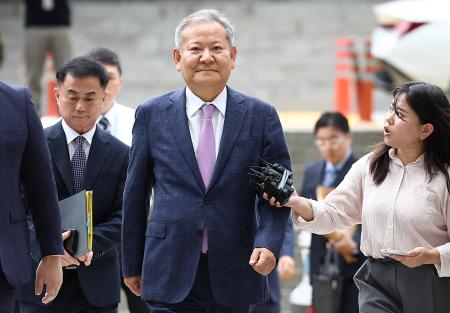 　７月３１日、逮捕状発付の是非に関する審査のため、ソウル中央地裁に向かう李祥敏前行政安全相（中央）（聯合＝共同）