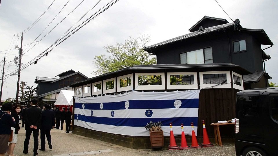 リニューアルが完了した「十八楼離れ　宿いとう」。旧旅館を活用した木造２階建ての２棟がある＝岐阜市元浜町