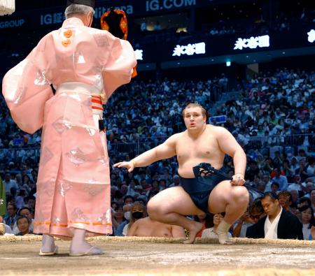 　豪ノ山を寄り切りで破り、勝ち名乗りを受ける安青錦＝ＩＧアリーナ