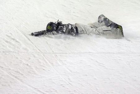 　ハーフパイプ第５戦、男子決勝で転倒した平野歩夢＝２０２６年１月１７日、ラークス（共同）