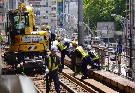 　ＪＲ上野駅のレールを新品に交換する作業員＝１９日午後