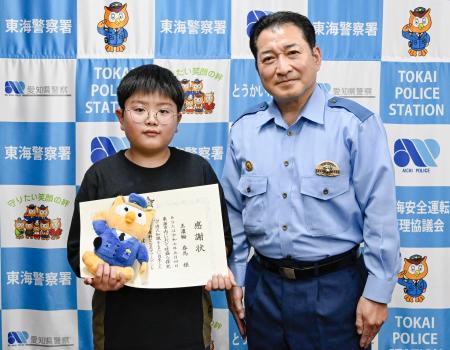 　愛知県警東海署で、清水恒義署長（右）から感謝状を受け取った美濃輪春馬さん＝６日午後