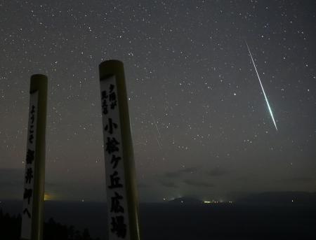 　ふたご座流星群が出現のピークを迎え、宮崎県串間市の都井岬で見られた流れ星＝１４日深夜（１５秒露光）