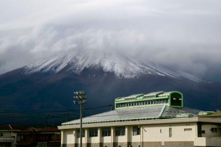 　初冠雪した富士山＝３０日午前９時１５分ごろ、富士吉田市