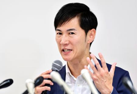 　記者会見する再生の道の石丸代表＝２２日深夜、東京都港区